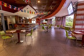 Summit Rainforest & Golf Resort