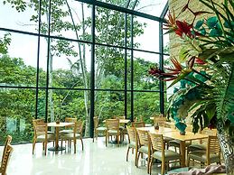 Summit Rainforest & Golf Resort