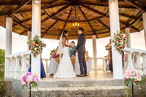 Summit Rainforest & Golf Resort