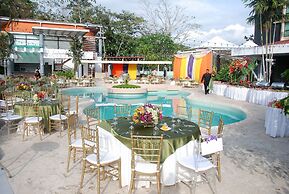 Summit Rainforest & Golf Resort