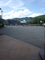 Brookshire Inn & Suites