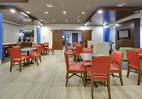 Holiday Inn Express And Suites Denton North by IHG