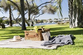 Pier 21 Riverside Apartment Hotel