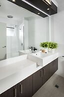 Pier 21 Riverside Apartment Hotel