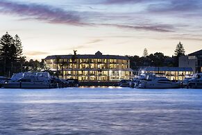 Pier 21 Riverside Apartment Hotel