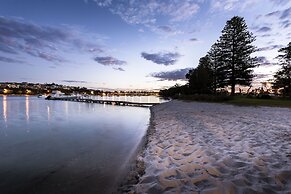 Pier 21 Riverside Apartment Hotel