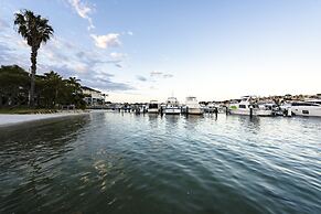 Pier 21 Riverside Apartment Hotel