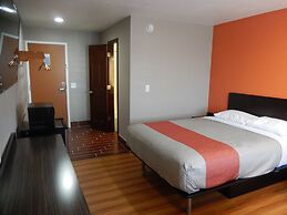 Motel 6 Rossford, OH