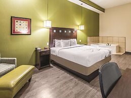 La Quinta Inn & Suites by Wyndham Dallas Grand Prairie South