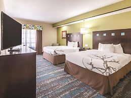 La Quinta Inn & Suites by Wyndham Dallas Grand Prairie South