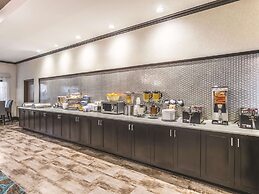 La Quinta Inn & Suites by Wyndham Dallas Grand Prairie South