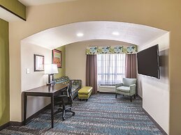 La Quinta Inn & Suites by Wyndham Dallas Grand Prairie South