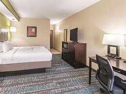 La Quinta Inn & Suites by Wyndham Dallas Grand Prairie South