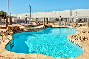 La Quinta Inn & Suites by Wyndham Dallas Grand Prairie South