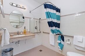 Beach House Inn & Suites