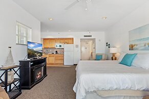 Beach House Inn & Suites
