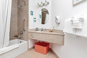 Beach House Inn & Suites