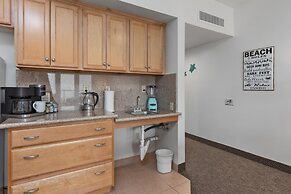 Beach House Inn & Suites