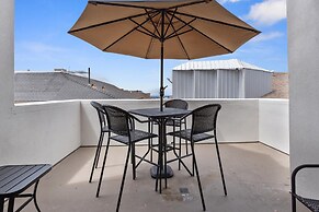 Beach House Inn & Suites