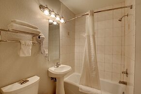 West Coast Inn - Near Gem Theatre