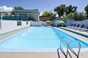 Tiki Shores Inn & Suites