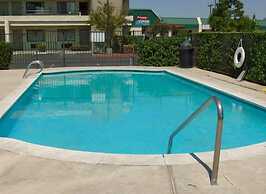 Studio 6 Bakersfield, CA - South