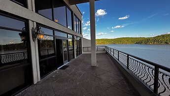 D'Monaco Luxury Resort