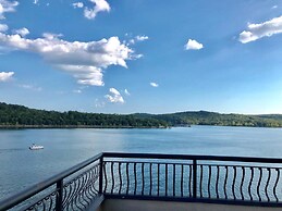 D'Monaco Luxury Resort