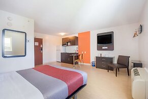 Motel 6 Kingston, ON