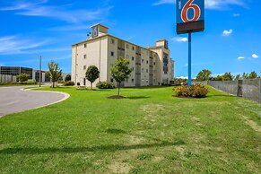 Motel 6 Kingston, ON