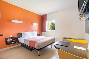 Motel 6 Kingston, ON