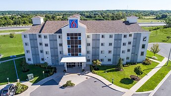 Motel 6 Kingston, ON