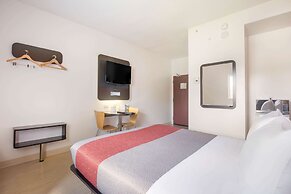 Motel 6 Kingston, ON