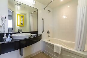 Motel 6 Kingston, ON