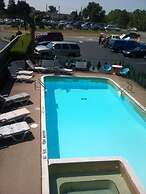 Rainbow Motor Inn - By the Falls