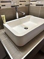 Rainbow Motor Inn - By the Falls