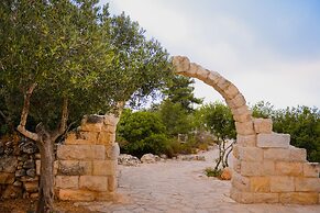 Logos hotel in Yad Hashmona