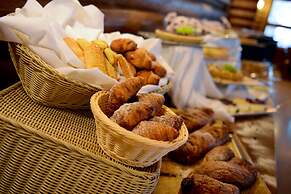 Logos hotel in Yad Hashmona