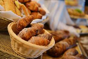 Logos hotel in Yad Hashmona