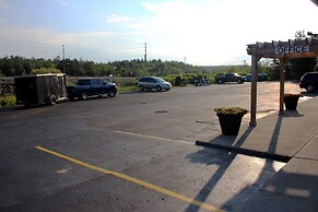 Moonlight Inn and Suites