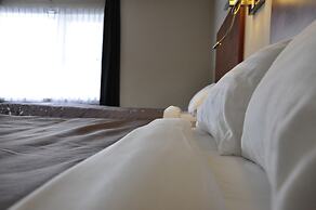 Moonlight Inn and Suites