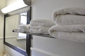 Moonlight Inn and Suites