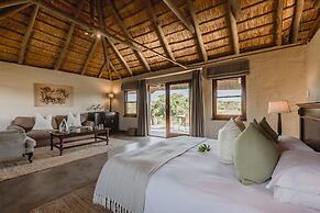Hlosi Game Lodge - Amakhala Game Reserve