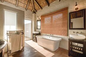 Hlosi Game Lodge - Amakhala Game Reserve