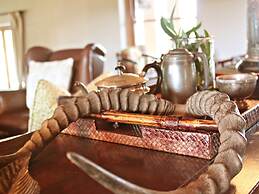 Hlosi Game Lodge - Amakhala Game Reserve