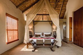 Hlosi Game Lodge - Amakhala Game Reserve