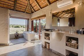 Hlosi Game Lodge - Amakhala Game Reserve