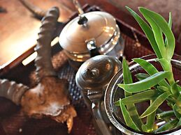 Hlosi Game Lodge - Amakhala Game Reserve