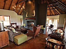 Hlosi Game Lodge - Amakhala Game Reserve