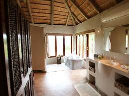 Hlosi Game Lodge - Amakhala Game Reserve